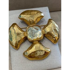 Yves Saint Laurent, Broche-pendentif Croix Orné d'Un Cabochon Doré