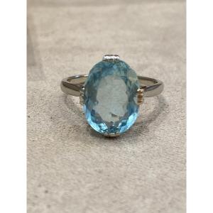 Bague en or gris ornée d'un aigue-marine 