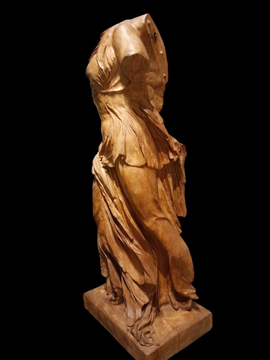 Sculpture Of The Winged Victory Of Samothrace-photo-3