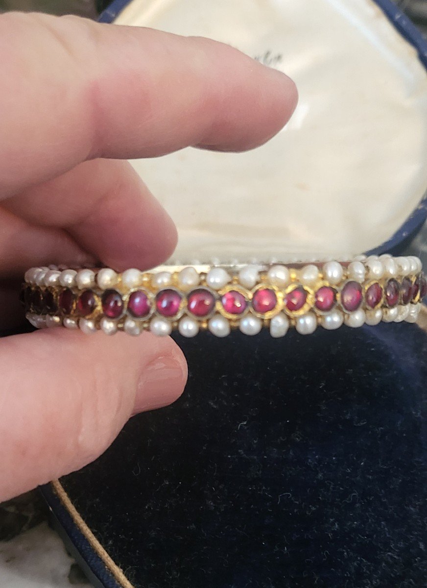 Empire -  Bangle Set With Garnets And Pearls -photo-2