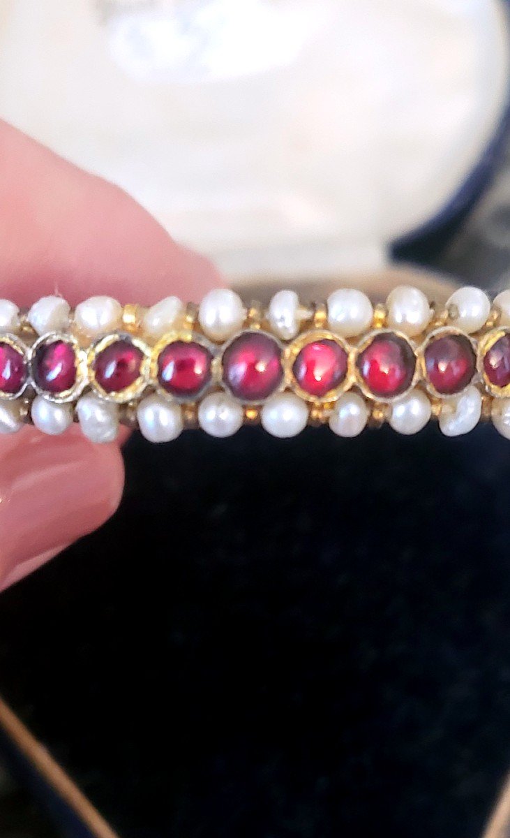 Empire -  Bangle Set With Garnets And Pearls -photo-4