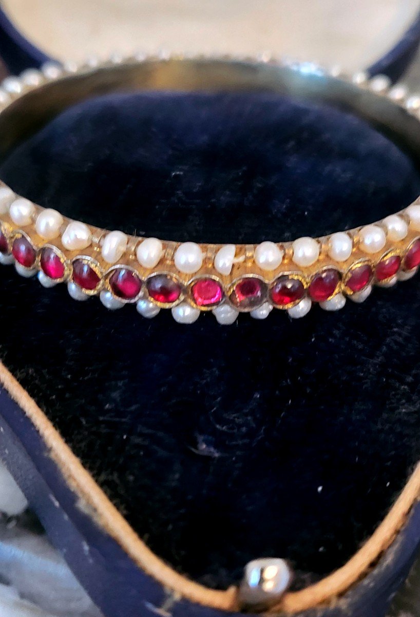 Empire -  Bangle Set With Garnets And Pearls -photo-5