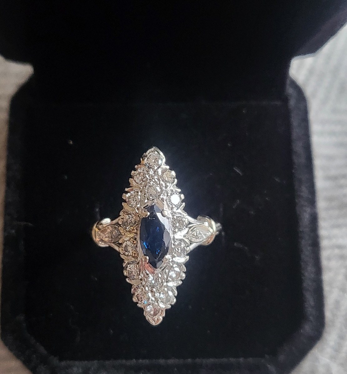 Bague  Vintage " Navette" En Or Blanc 18ct Sertie d'Un Saphir Et De Diamants -photo-1