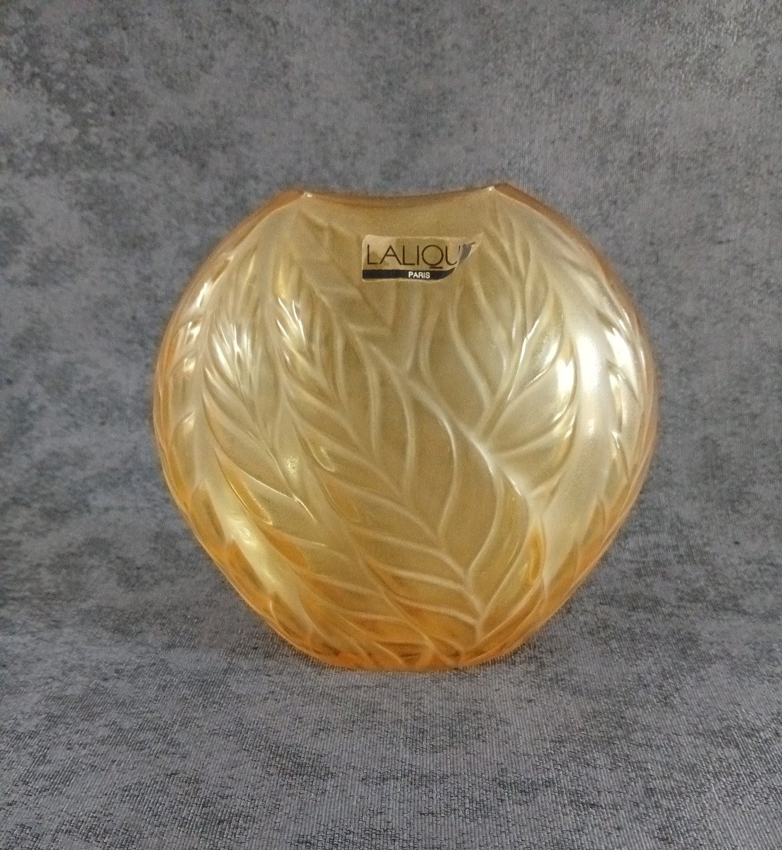 Lalique Petit Vase De Forme Navette Et Teinte Ambre