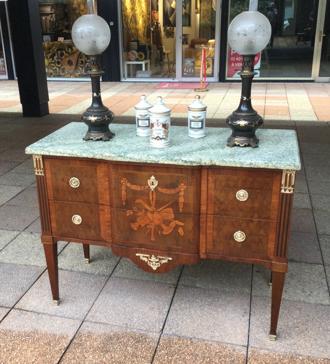 Une Commode Louis XVI En Marqueterie'' Aux Attributs De Musique''