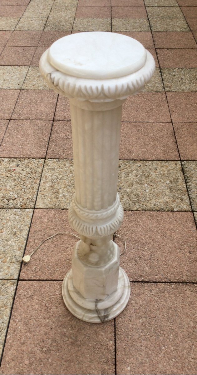 Une Colonne En Marbre Sculpté-photo-2