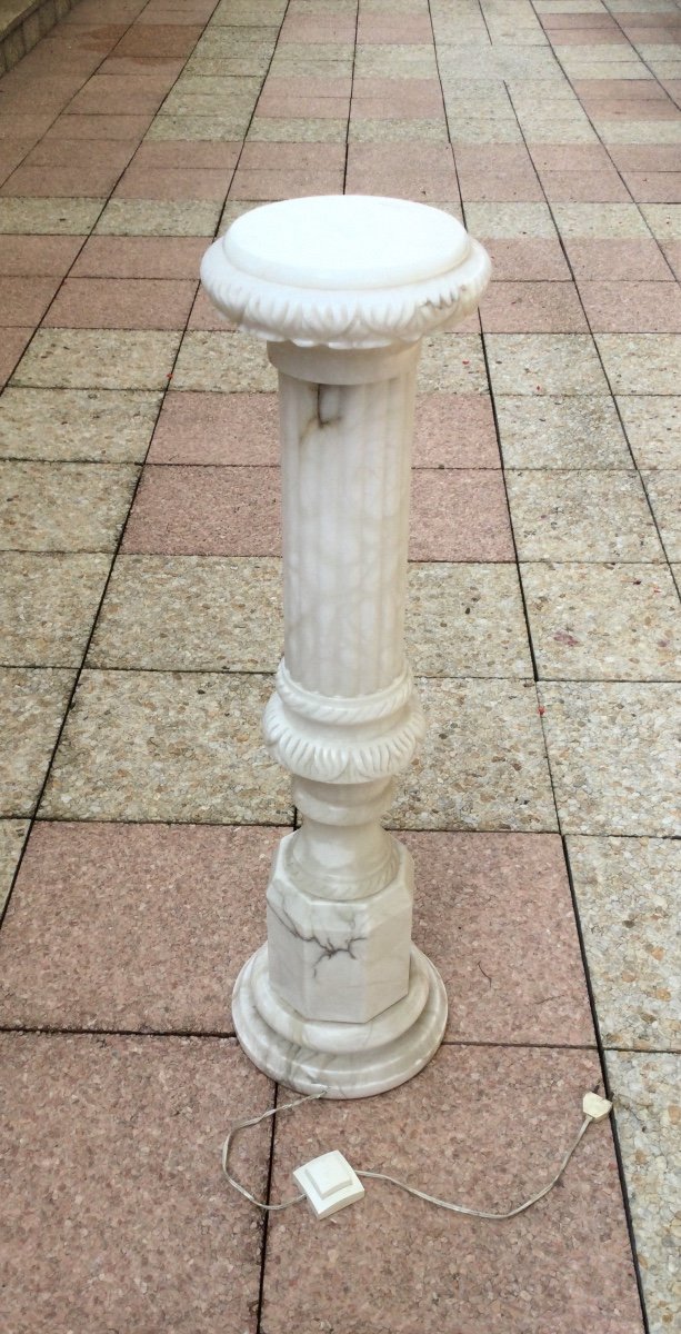 Une Colonne En Marbre Sculpté