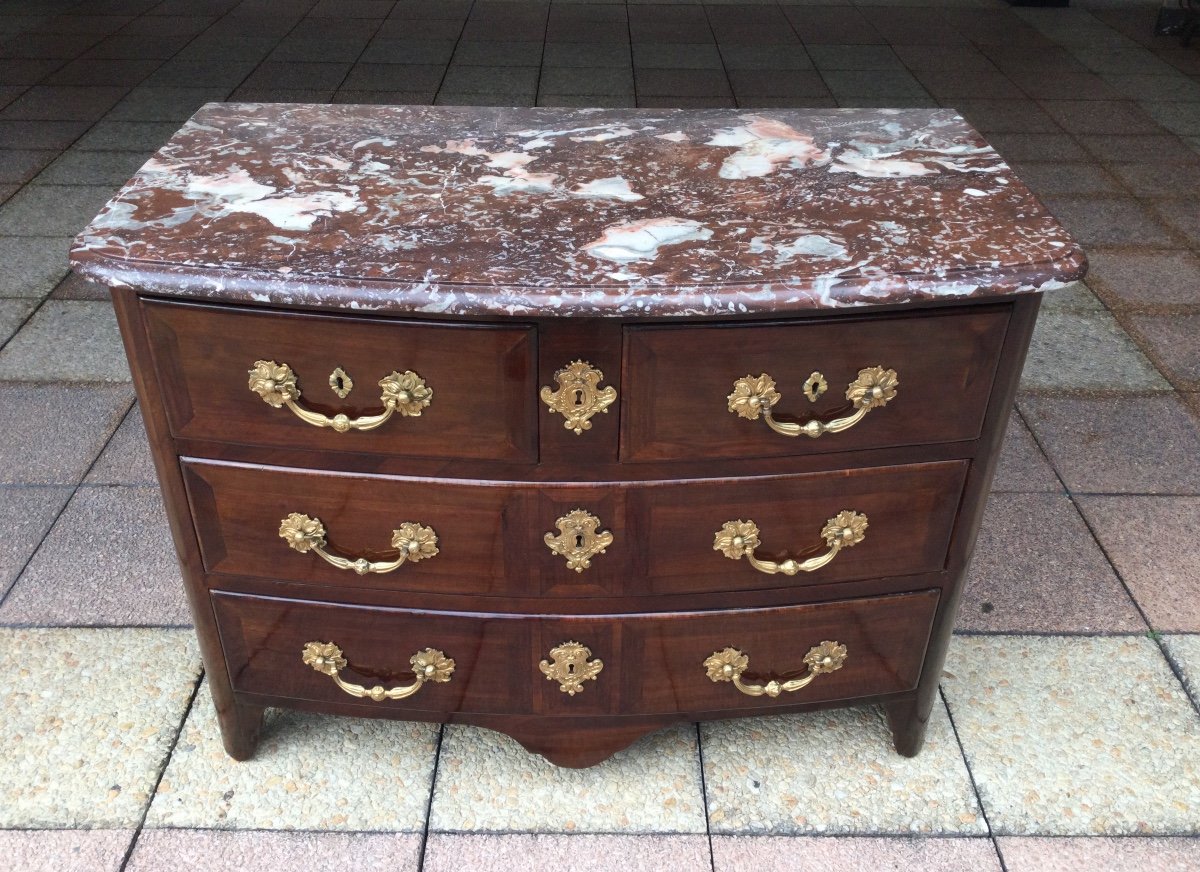 Une Commode d'époque Régence  En Bois d'Amarante.