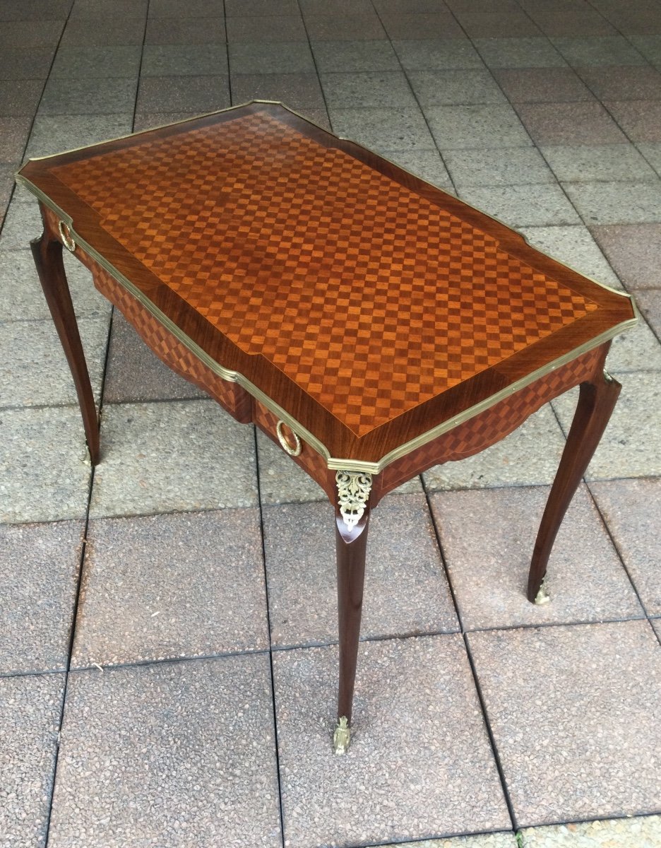 Une Table à écrire Louis XV En Marqueterie