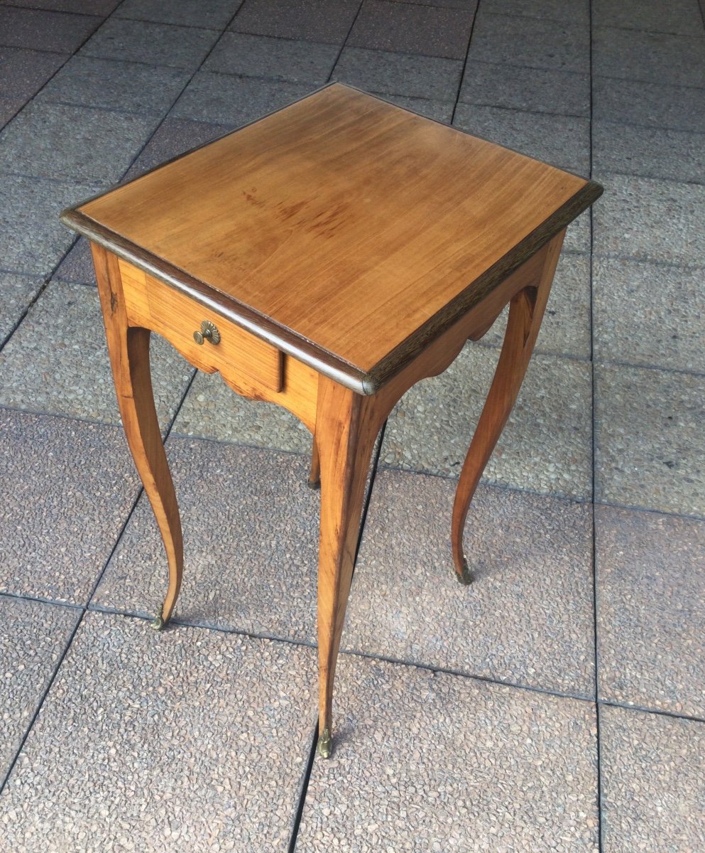 Une Petite Table d'Appoint Louis XV Dans Le Goût De Hache à Grenoble