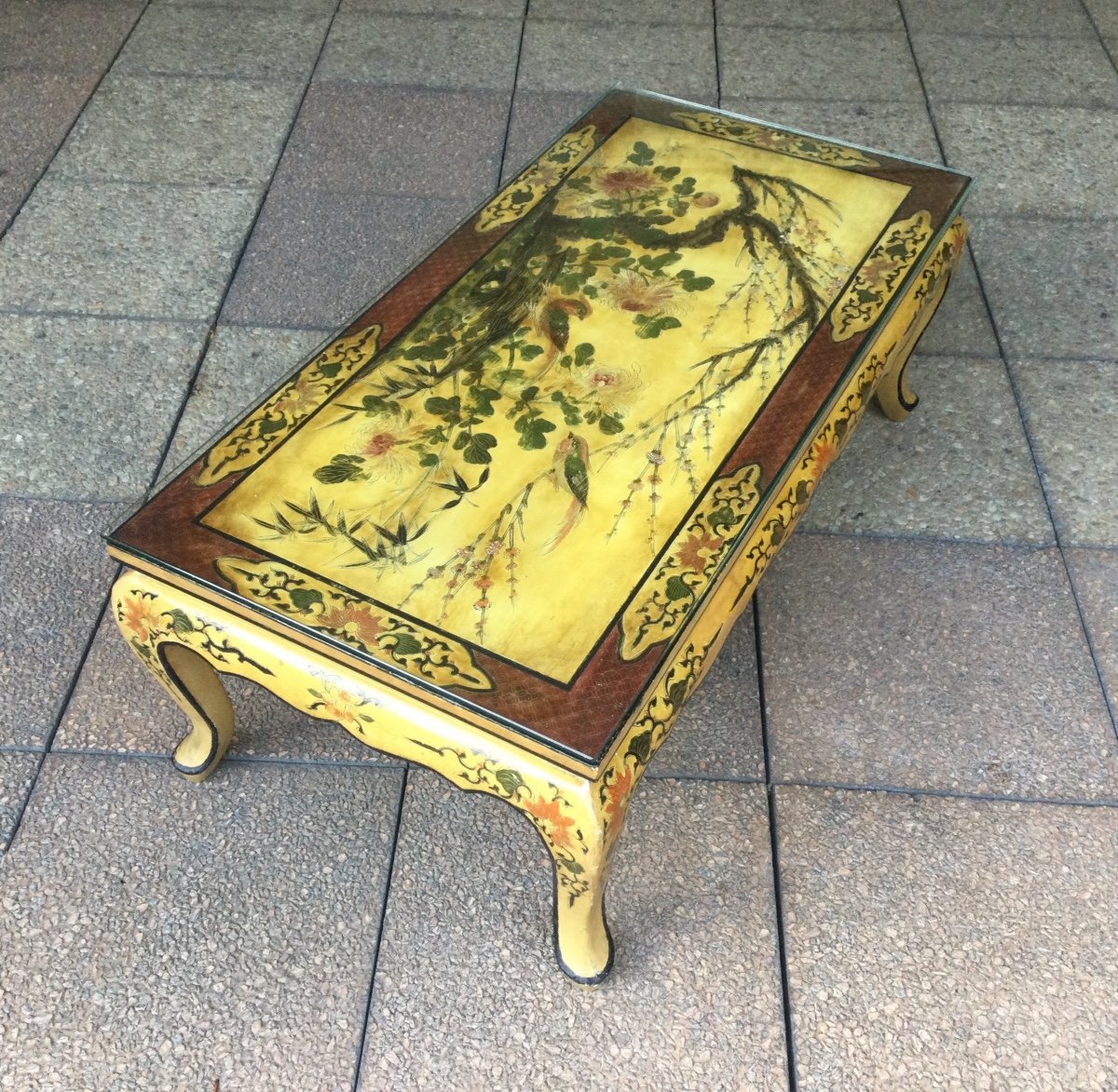 Une Table Basse Dans Le Goût De La Chine En Bois Polychrome