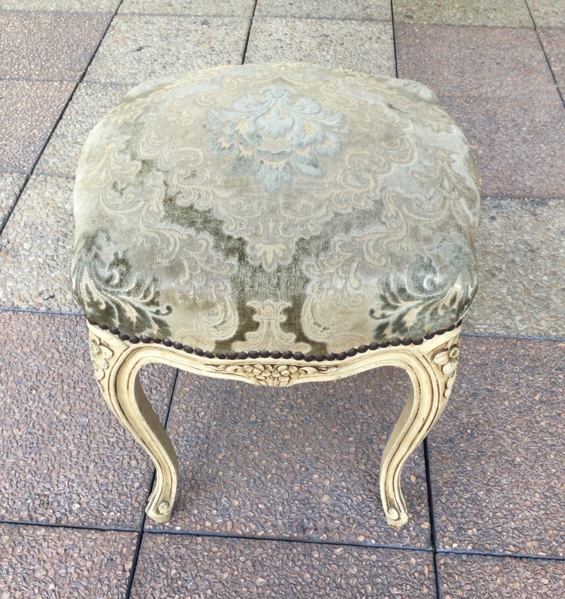 Un Tabouret De Style Louis XV En Bois Peint.-photo-1