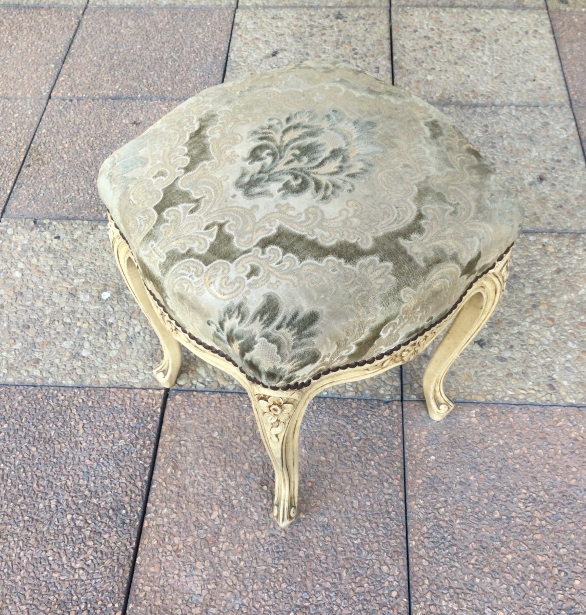 Un Tabouret De Style Louis XV En Bois Peint.