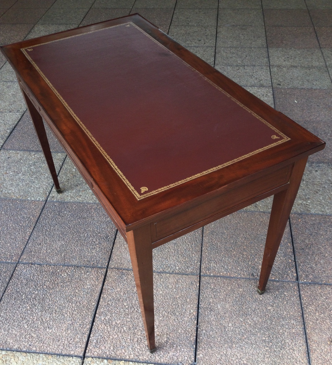 A Flat Mahogany Desk-photo-4