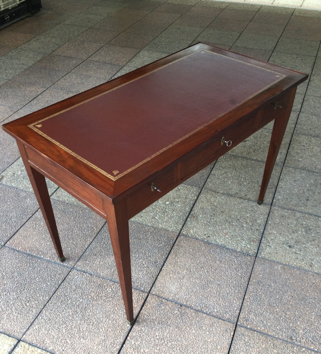 A Flat Mahogany Desk-photo-5