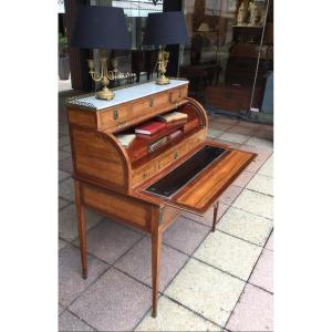 Un Petit Bureau Cylindre Louis XVI En Marqueterie.