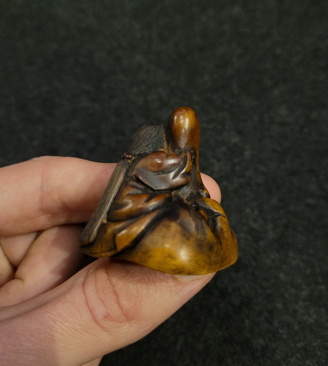 Netsuke - Okame Tenant Un Masque De Tengu - Bois-photo-2