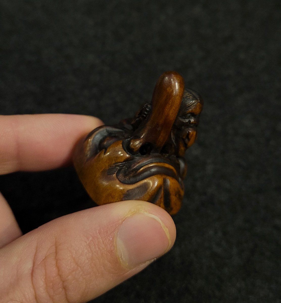 Netsuke - Okame Tenant Un Masque De Tengu - Bois-photo-7