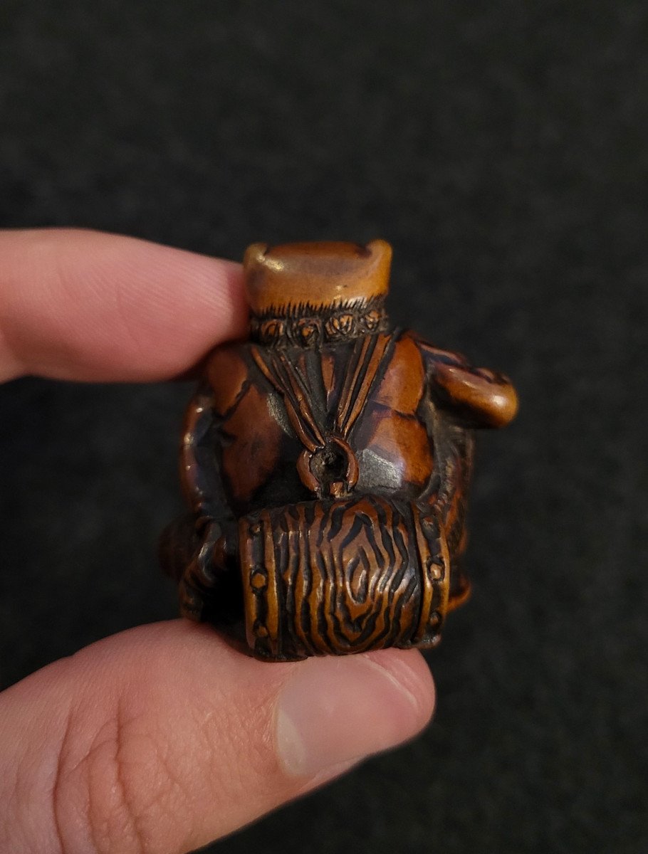 Netsuke - Crouching Raijin - Wood-photo-3