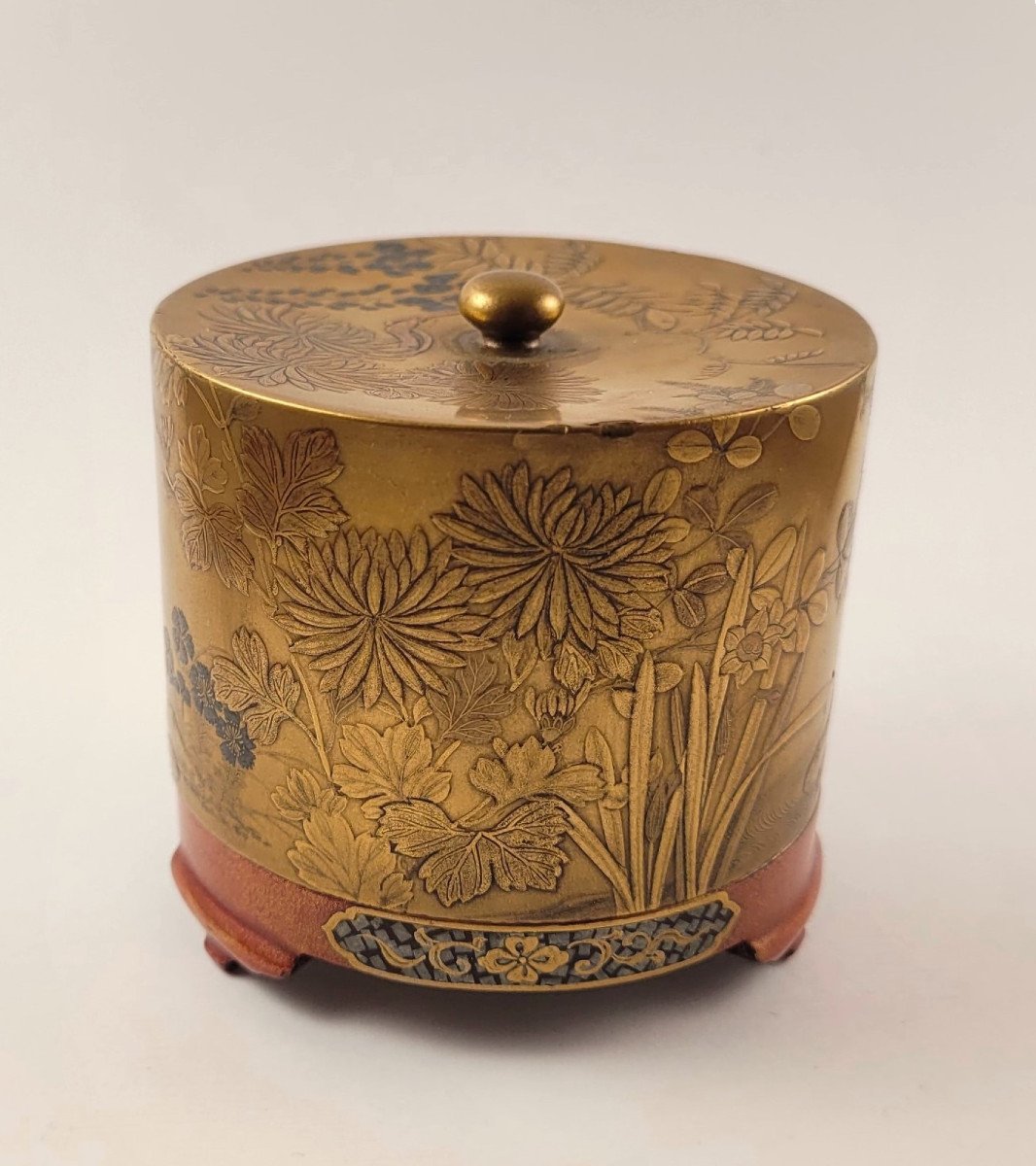 Small Cylindrical Box - Flower Decor - Gold Lacquer - Flower Decor-photo-2