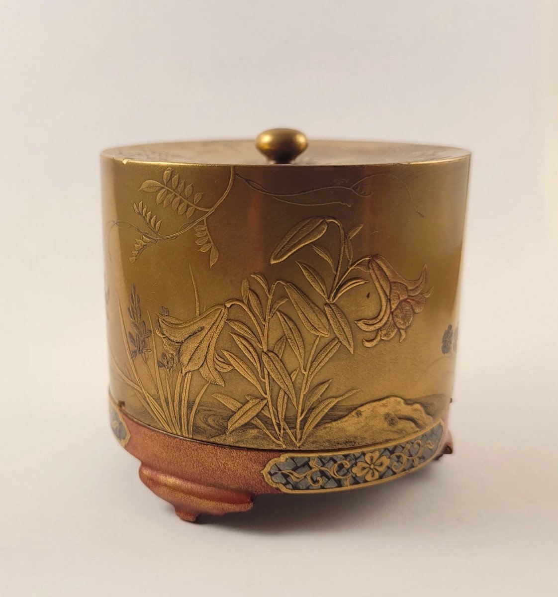 Small Cylindrical Box - Flower Decor - Gold Lacquer - Flower Decor-photo-3