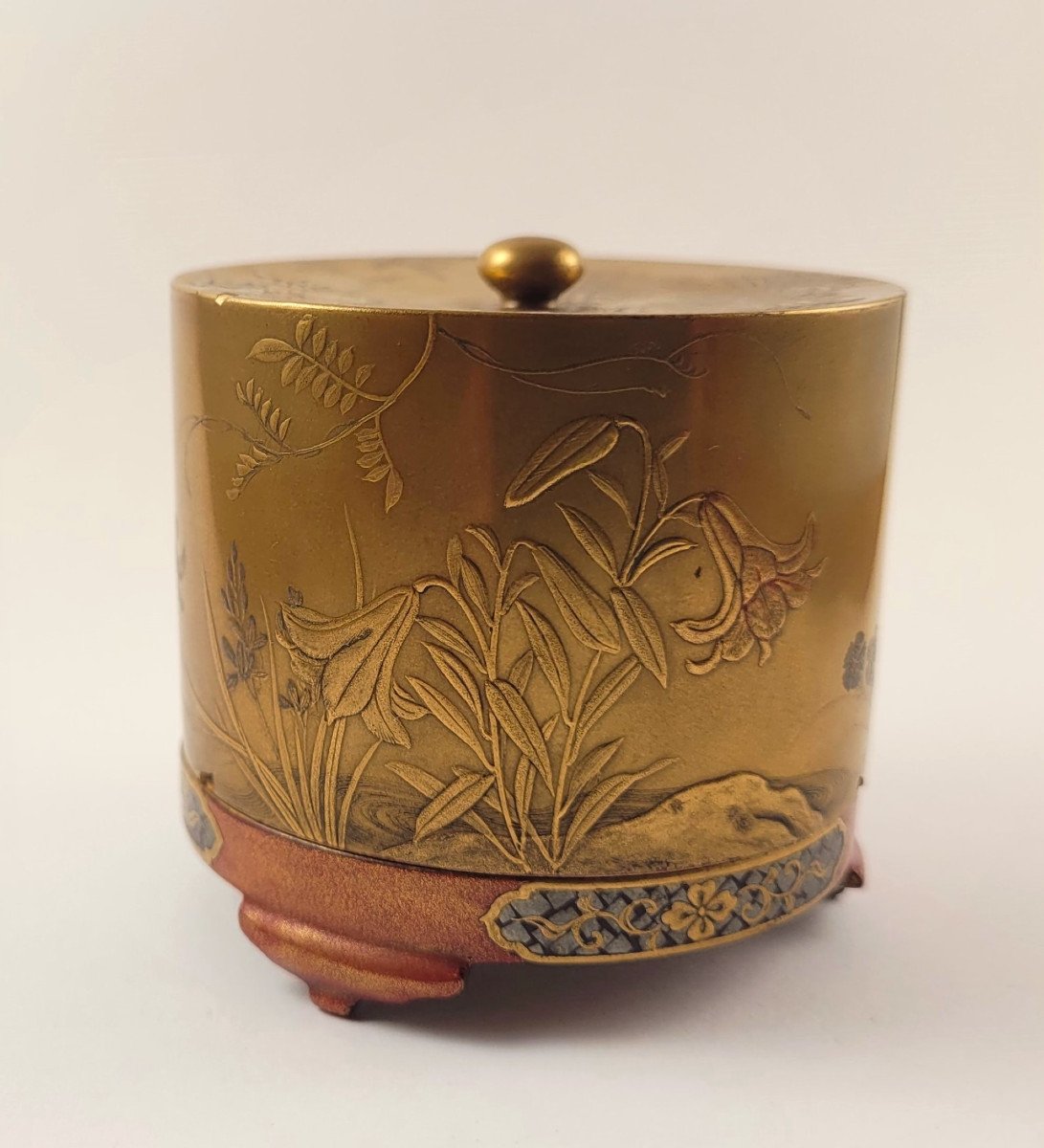 Small Cylindrical Box - Flower Decor - Gold Lacquer - Flower Decor-photo-4