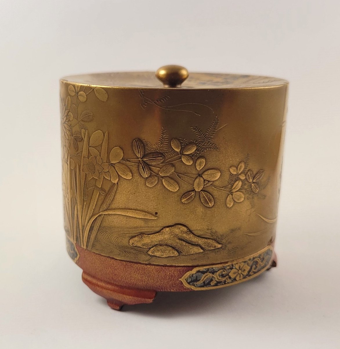 Small Cylindrical Box - Flower Decor - Gold Lacquer - Flower Decor-photo-2