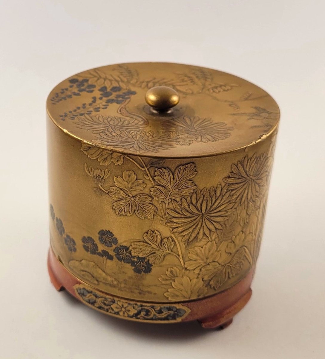 Small Cylindrical Box - Flower Decor - Gold Lacquer - Flower Decor