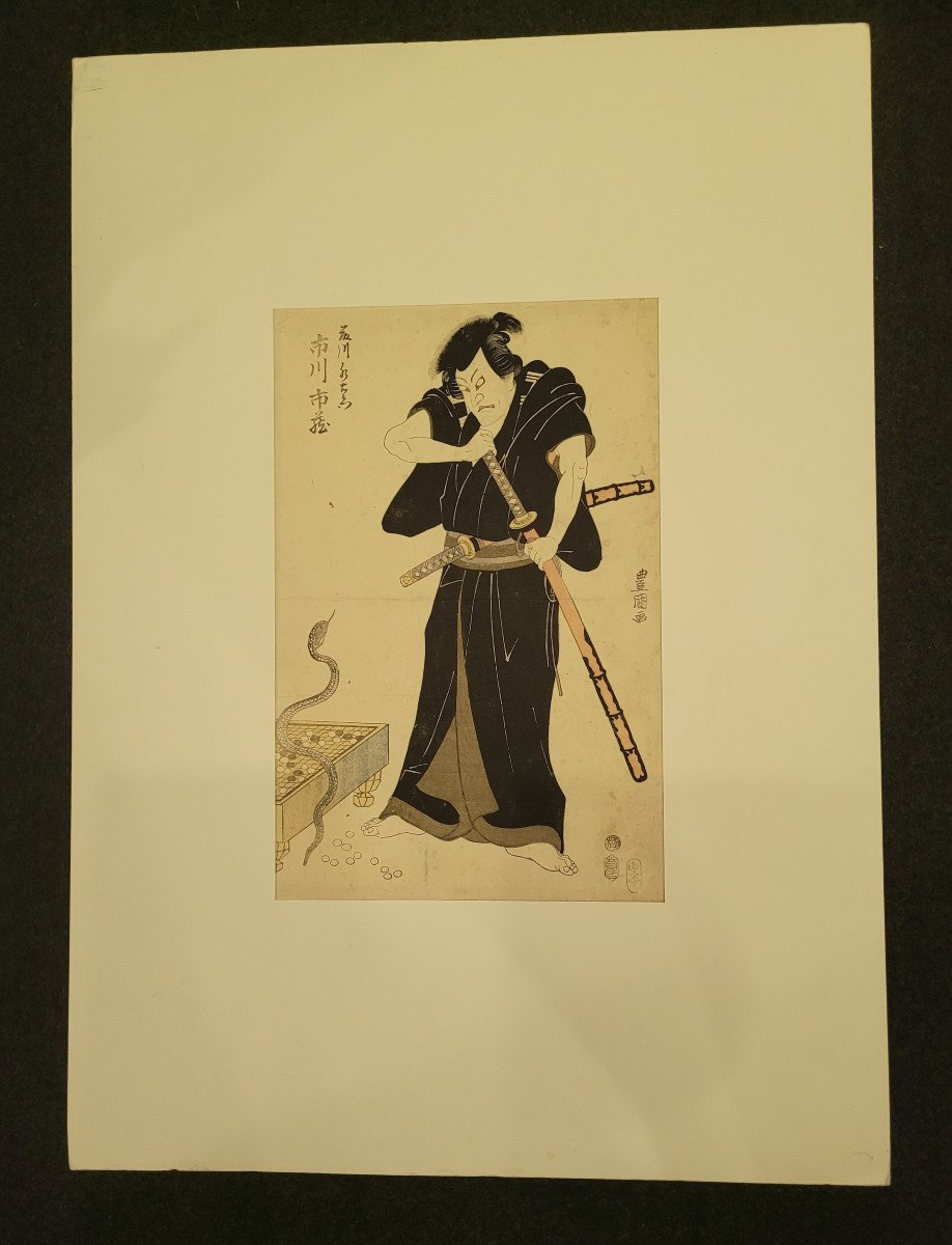 Utagawa Tokoyuni I - Acteur De Kabuki Aux Sabres Et Serpent Au Jeu De Go - Estampe Japonaise -photo-2