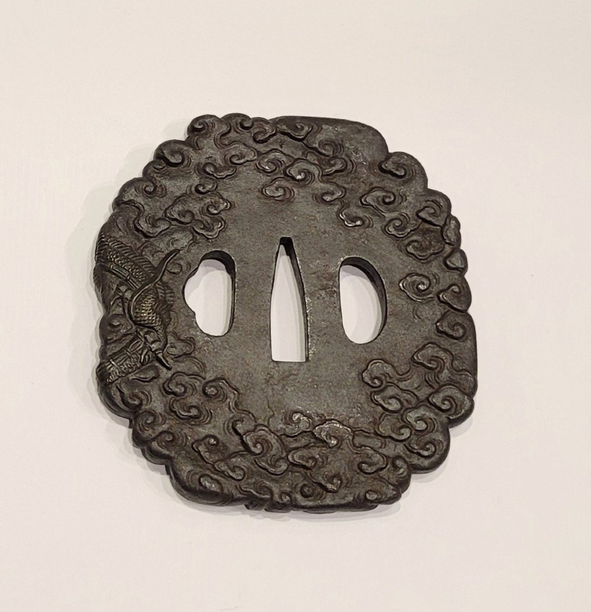 Tsuba Kawari Gata En Fer - Dragons à Trois Griffes Dans Les Nuées - Shibuichi - XIXème-photo-2