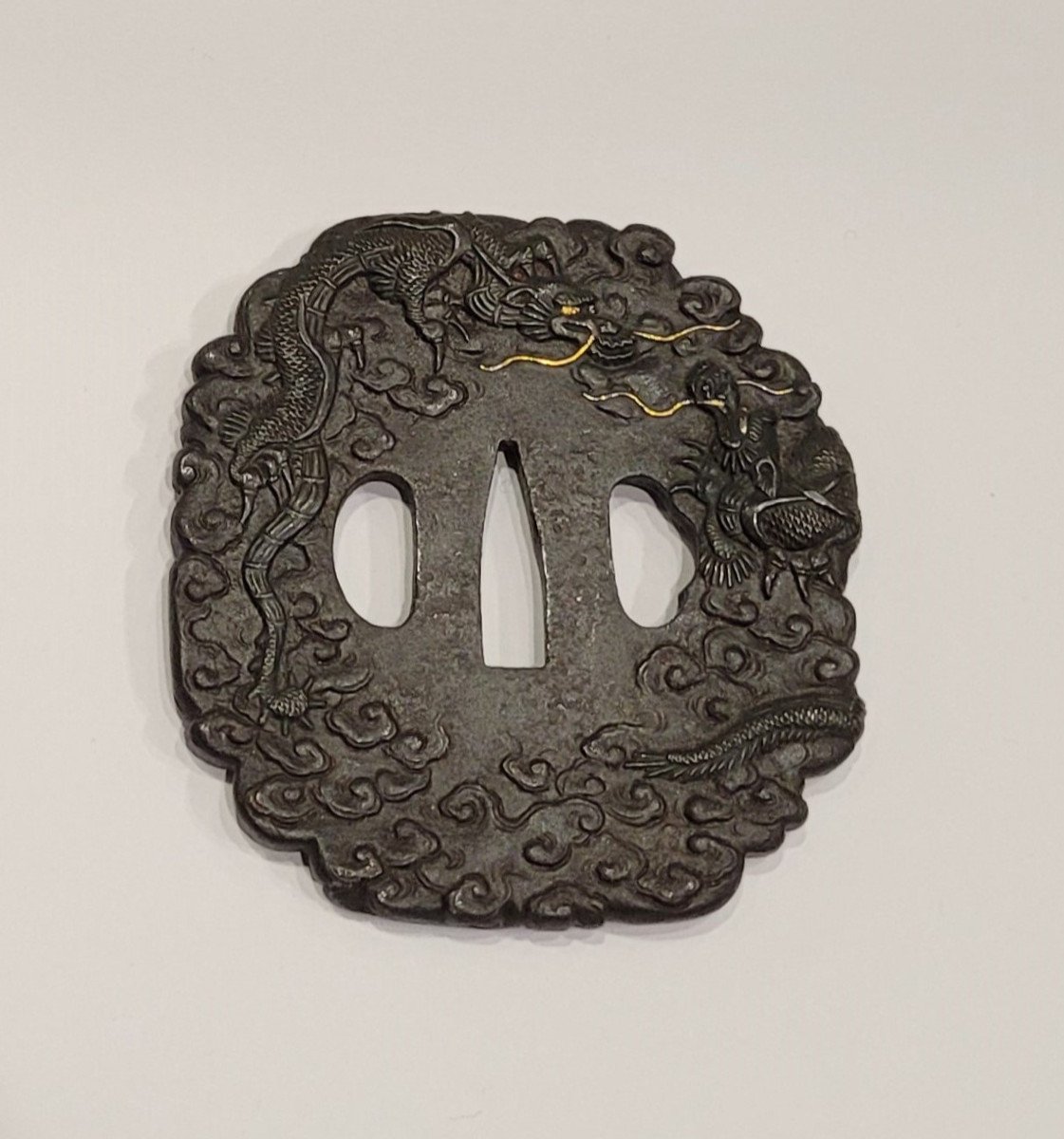 Tsuba Kawari Gata En Fer - Dragons à Trois Griffes Dans Les Nuées - Shibuichi - XIXème