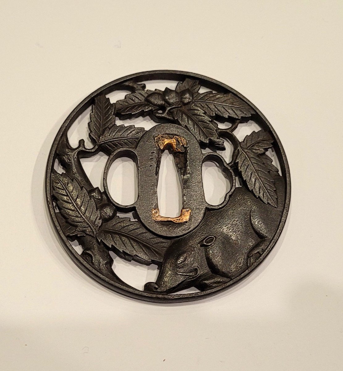 Tsuba Maru Gata In Iron - Boar And Oak Branches - Middle Edo - Shibuichi-photo-2