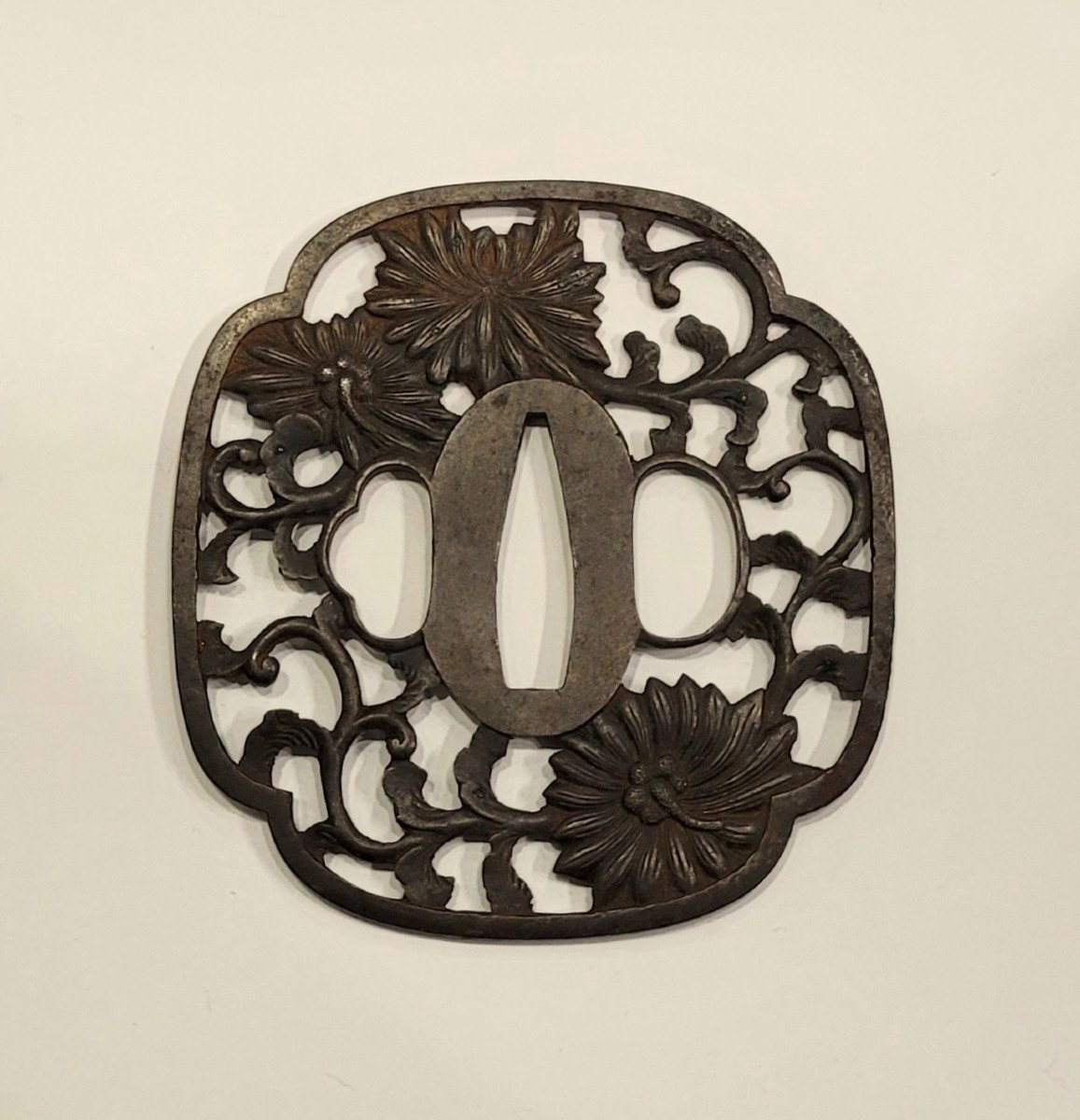 Tsuba Mokko Gata En Fer -  Décor De Chrysanthème - Période Edo 