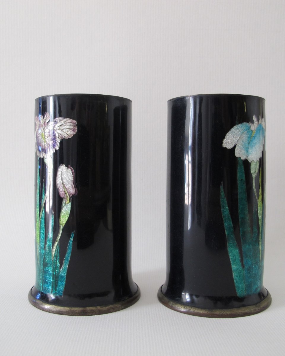 Paire De Vases Cylindriques En Cuivre Et émaux Cloisonnés à Décor d'Iris.-photo-3