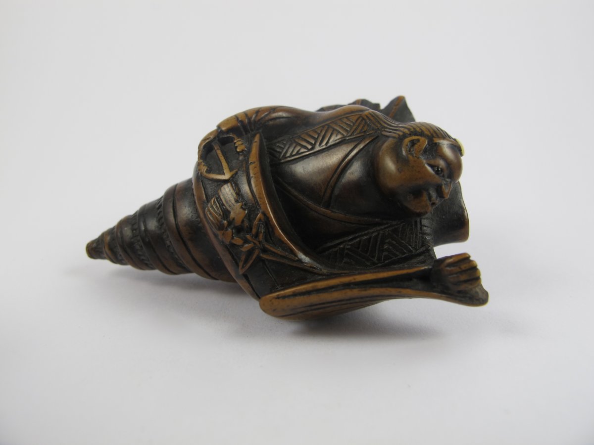 Netsuke en bois - Benkei dans une conque