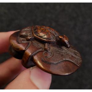 Netsuke - Tortue Minogame Sur Un Nénuphar Stylisé  - Bois