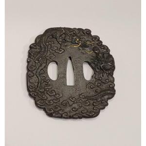 Tsuba Kawari Gata En Fer - Dragons à Trois Griffes Dans Les Nuées - Shibuichi - XIXème