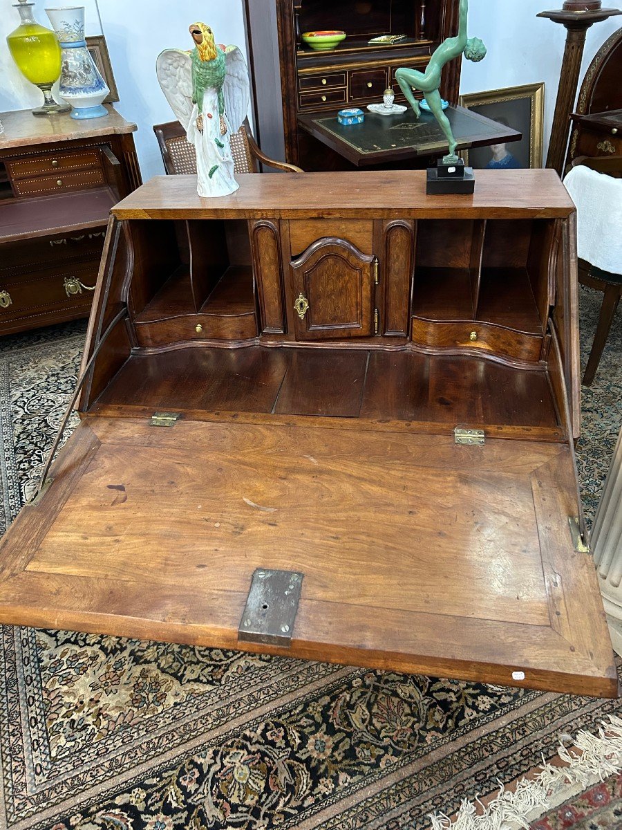 Small Scriban Curved Bordeaux Mahogany 18th Century Commode-photo-4