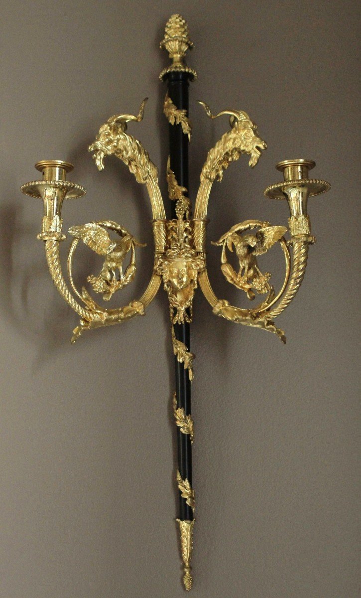 PAIRE D'APPLIQUES LOUIS XVI - AIGLES ET TETES DE BELIER -H68cm