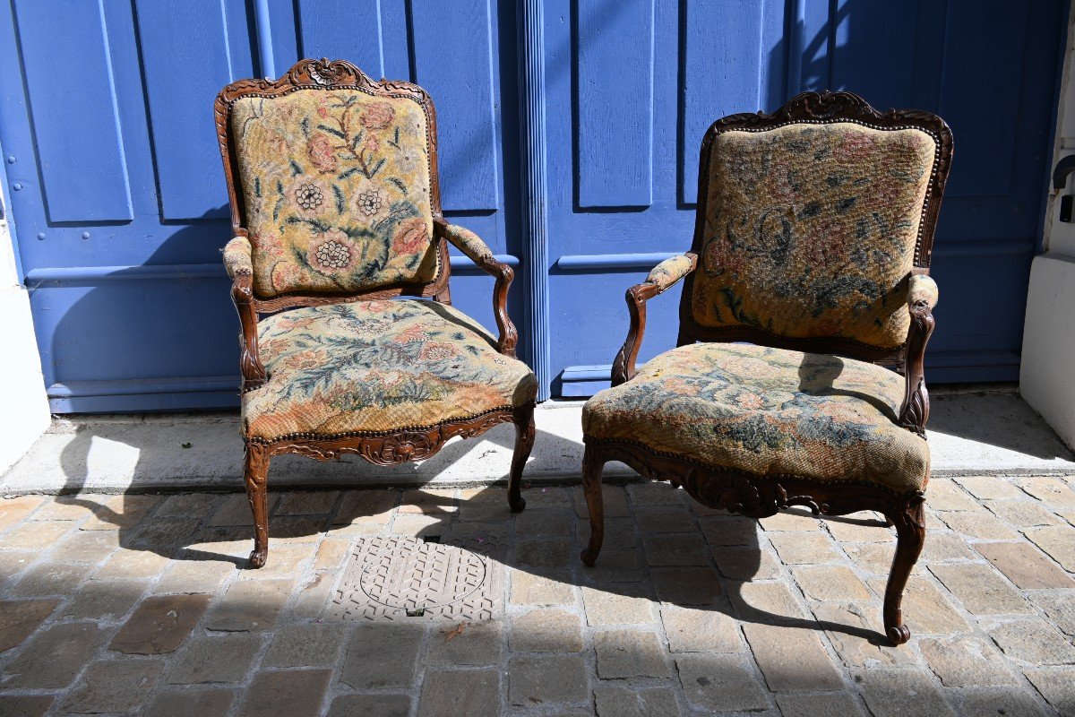 Paire De Larges Fauteuils En Noyer D époque Regence XVIII-photo-2