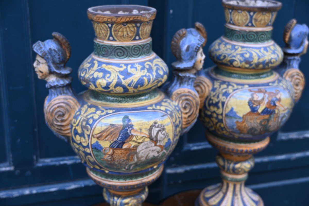 Urbino Paire De Grands Vases En Faience Dans Le Gout De La Renaissance-photo-1