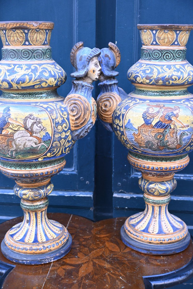 Urbino Paire De Grands Vases En Faience Dans Le Gout De La Renaissance