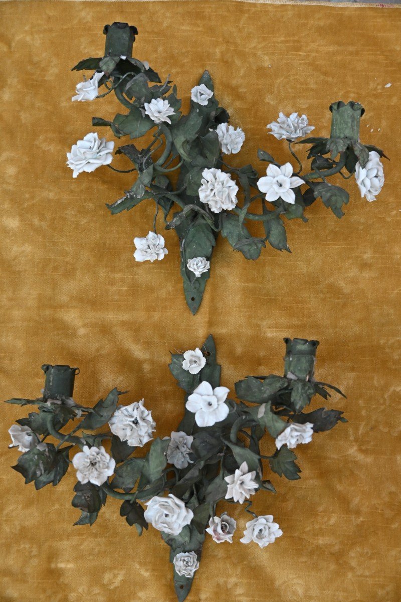 Pair Of Green Sheet Metal Wall Lights And Porcelain Flowers, 19th Century