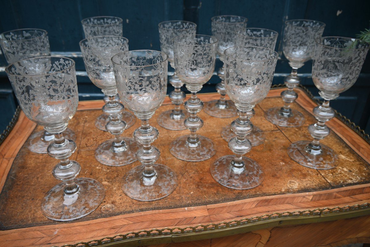 Suite De Douze Grands Verres Gravés Dans Le Style Du XVIII