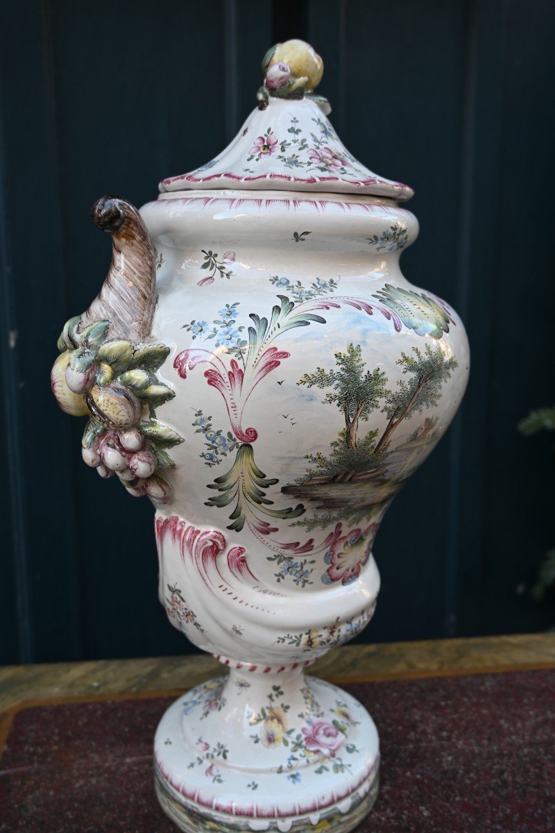 Important Vase Couvert En Faience  , Style Veuve Perrin Marseille XVIII