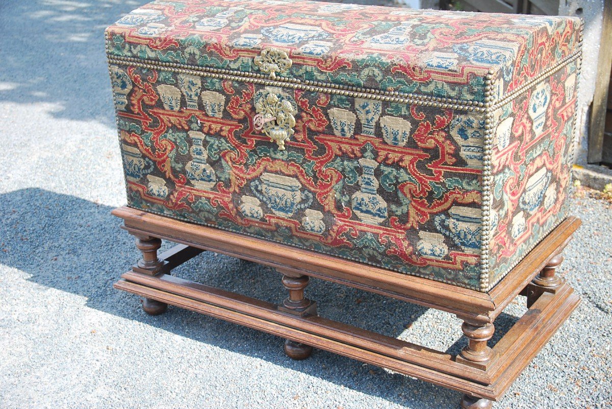 Beautiful Chest In Tapestry With Small Points Beginning Of The XVIII-photo-4