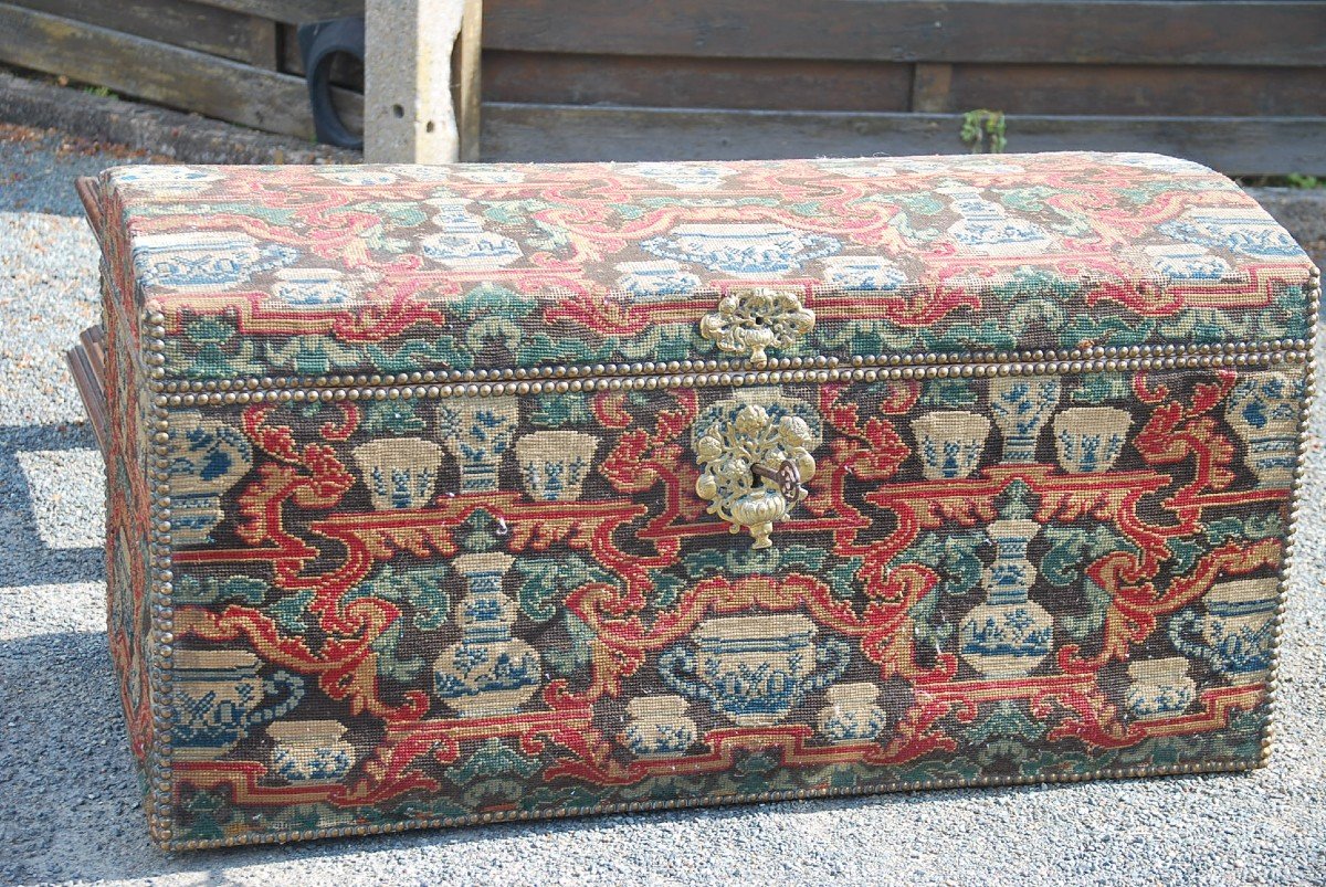 Beautiful Chest In Tapestry With Small Points Beginning Of The XVIII-photo-8