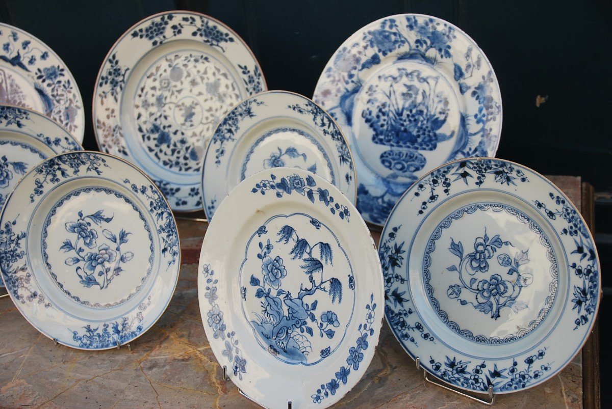 Ensemble de deux plats et plusieurs assiettes blanc bleu XVIIII-photo-3