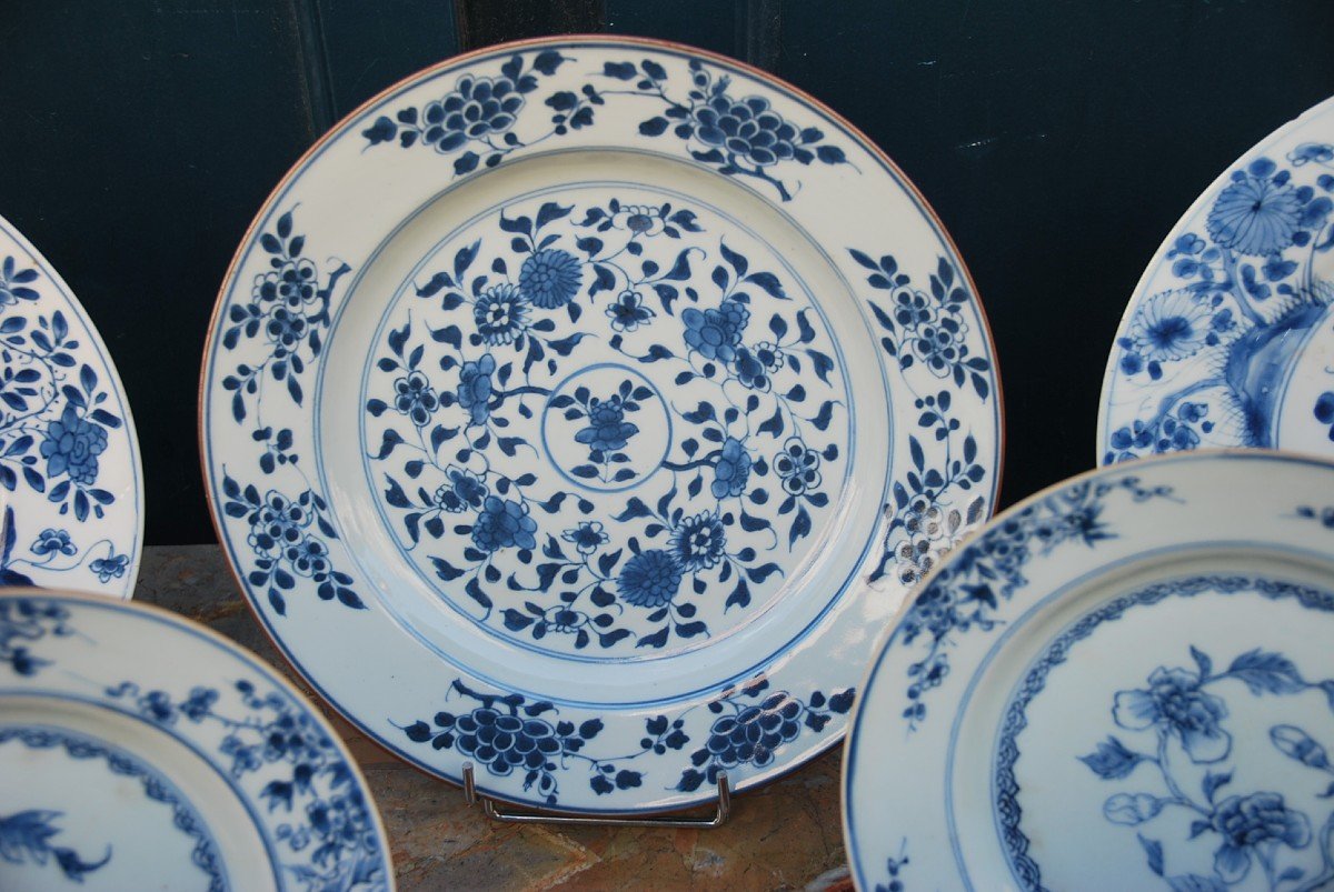 Ensemble de deux plats et plusieurs assiettes blanc bleu XVIIII-photo-7