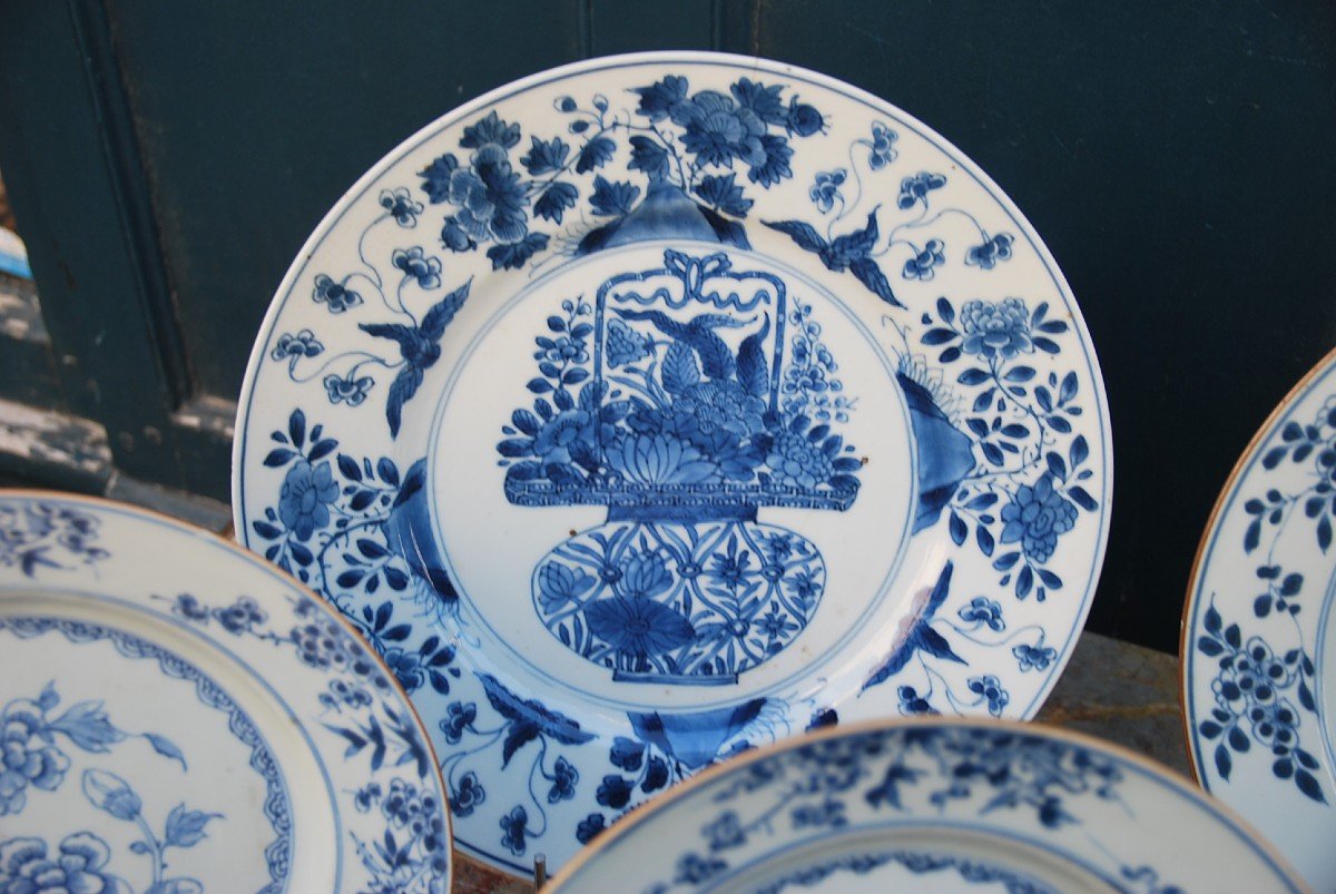 Ensemble de deux plats et plusieurs assiettes blanc bleu XVIIII-photo-8